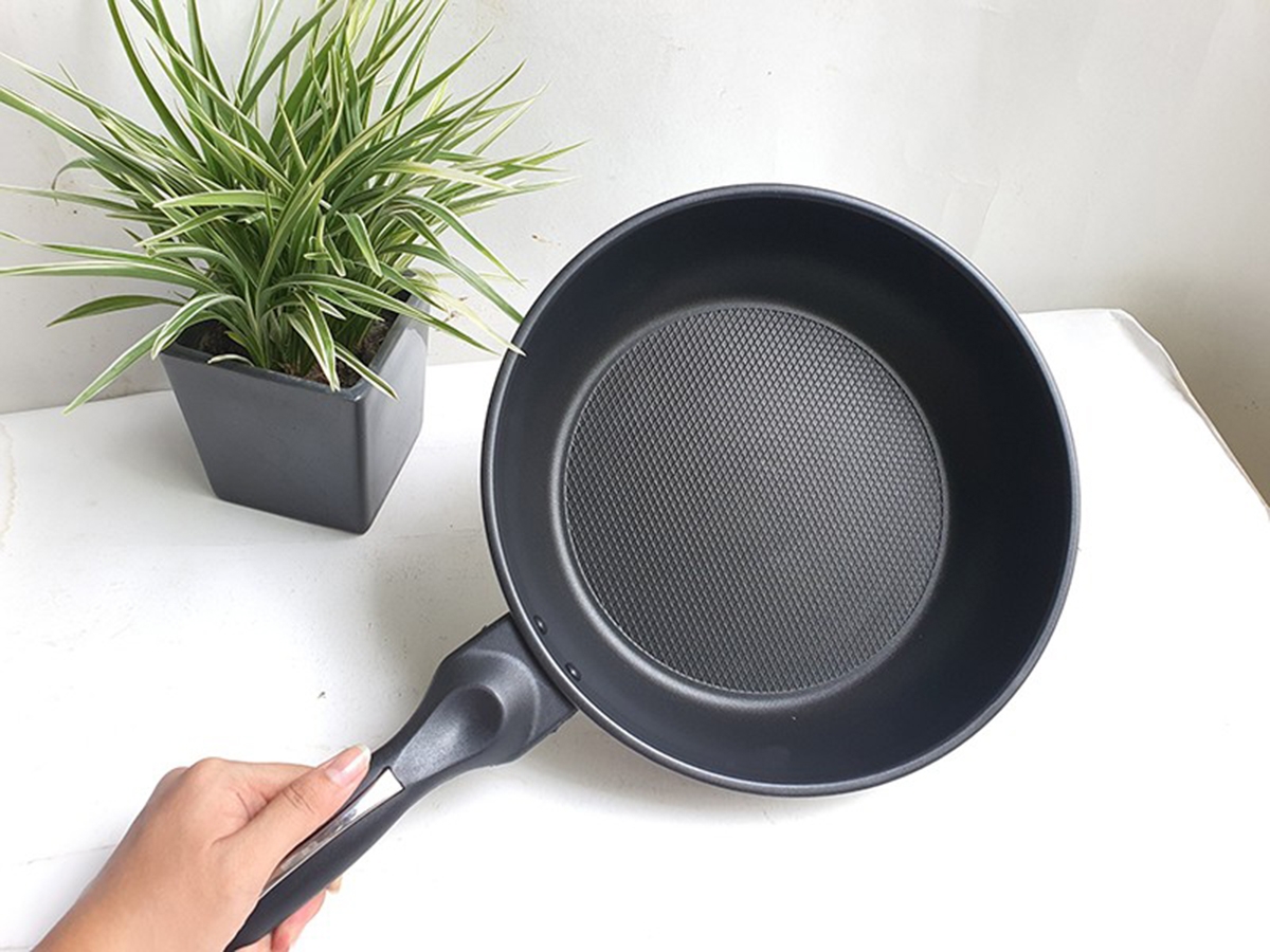 Chảo chống dính mới mua về nên làm gì? Bảo quản ra sao?