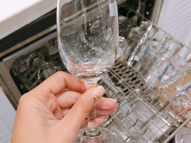 Tránh 6 sai lầm này khi dùng máy rửa chén nếu bạn muốn đồ thủy tinh trong  suốt như pha lê