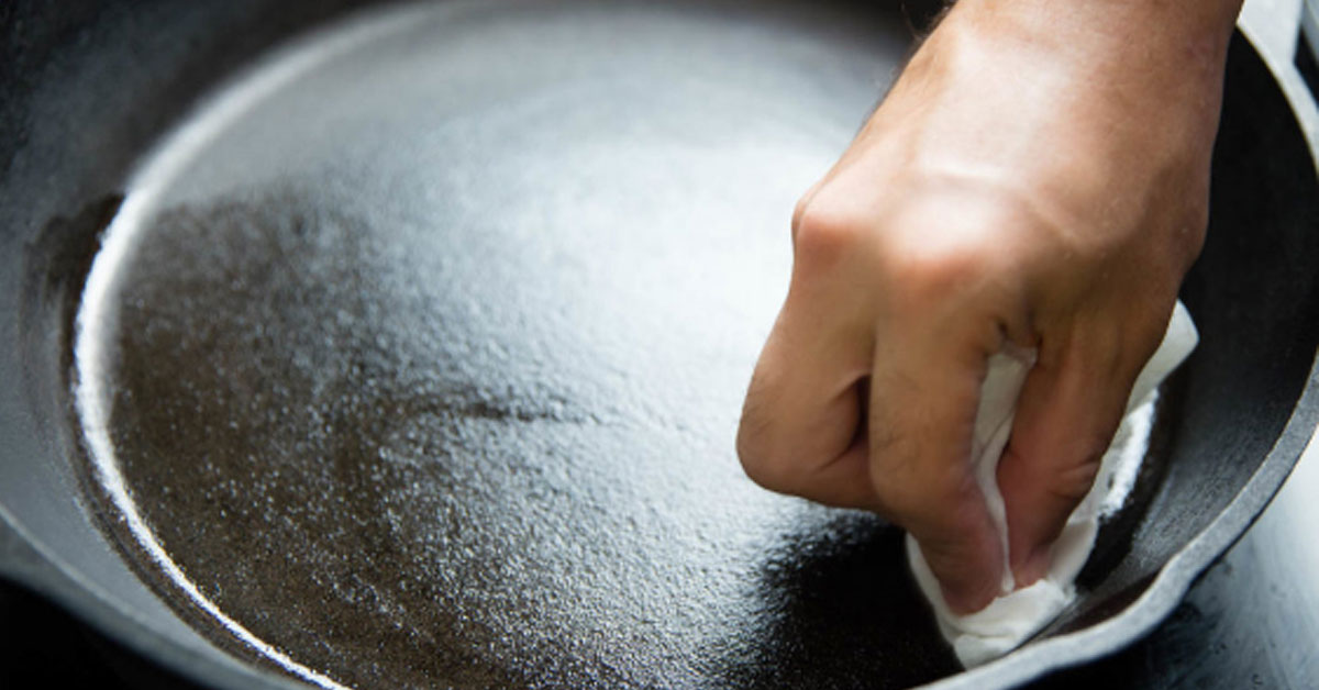 Tôi chảo là gì? Tại sao nên tôi dầu cho chảo mới và cách tôi chảo